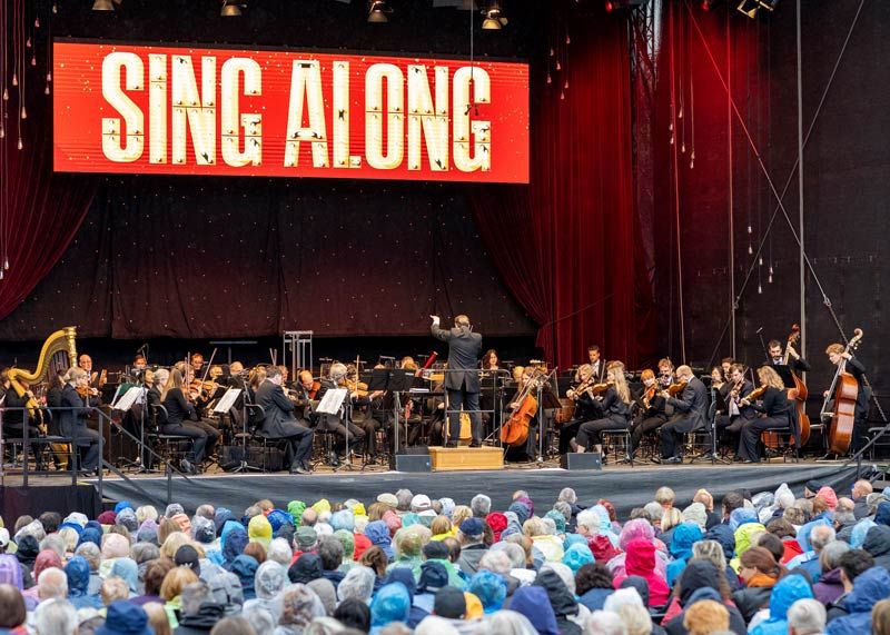 Trotz Regens sang das Publikum die Songs der Pop- und Rockgeschichte freudig mit.