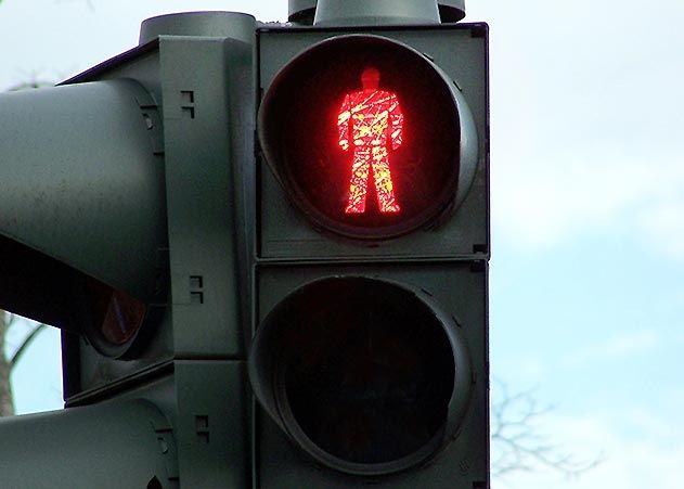 Trotz roter Fußgängerampel überquerte eine Mutter mit ihren zwei Kindern die vielbefahrene Erlanger Allee in Jena-Lobeda.