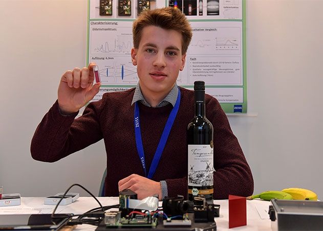 Samuel Cumme vom Staatlichen Berufsbildenden Schulzentrum Jena-Göschwitz (SBSZ) erhielt den ersten Preis in der Sparte Jugend forscht im Bereich Technik für sein Projekt „Mobile Spektroskopie – Entwicklung eines Kleinspektrometers“.