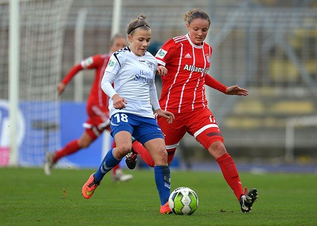 Die Jenaerin Annika Graser (links) gegen die Münchnerin Verena Wieder im Bundesliga-Spiel FF USV Jena gegen FC Bayern München im Ernst-Abbe-Sportfeld.