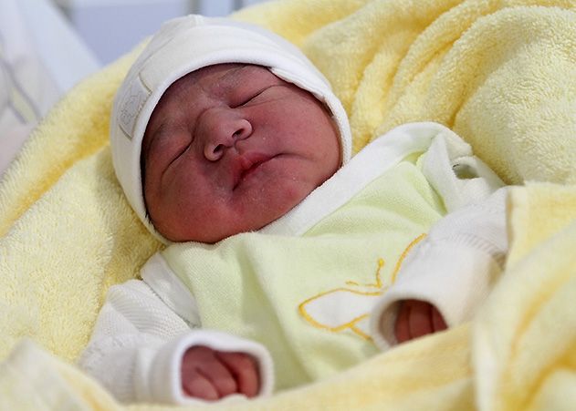 Um 8.37 Uhr erblickte das Mädchen im Uniklinikum Jena das Licht der Welt. Sie wog 3.700 Gramm und war 53 Zentimeter groß.