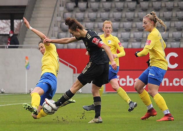 Jenas Sophie Walter (l.) wirft sich in einen Torschuss von Nationalspielerin Lina Magull.