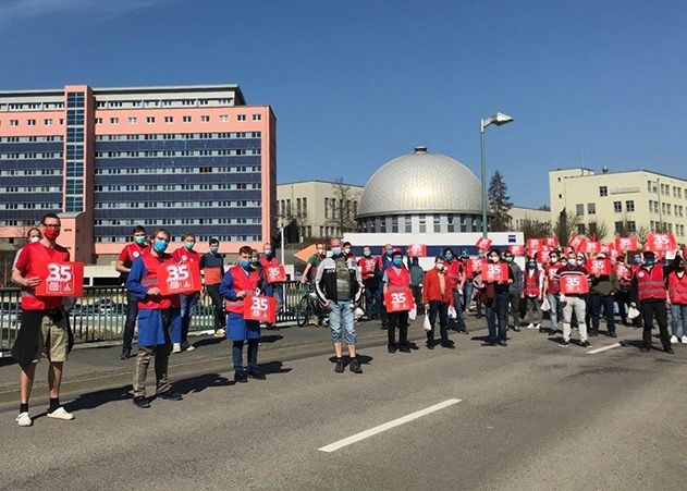 Pausenaktion: Blockade der Brücke bei den Zeiss-Werken in Jena.