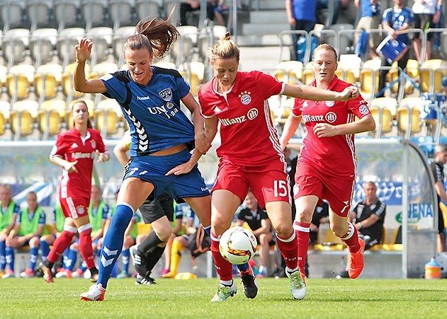 Im Hinspiel unterlag der FF USV Jena gegen die Bayern-Frauen knapp mit 0:1. Im Bild die Jenaerin Lucie Vonkova und die Münchnerin Nora Holstad.
