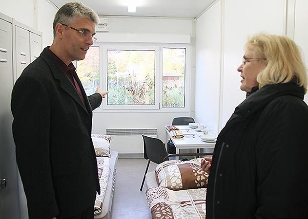 Am Dienstagnachmittag stellte ÜAG-Geschäftsführer David Hirsch Wenigenjenas Ortsteilbürgermeisterin Rosa Maria Haschke das Wohncontainerdorf für Flüchtlinge am Ostbad vor.
