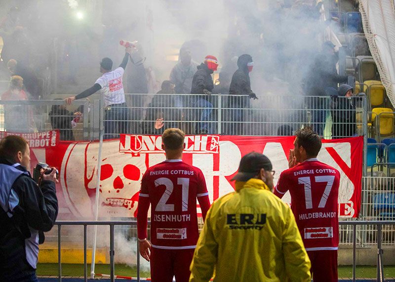 Cottbus-Anhänger zündeten während des Spiels mehrere Raketen in Richtung Fans des FC Carl Zeiss Jena auf der Haupttribüne.