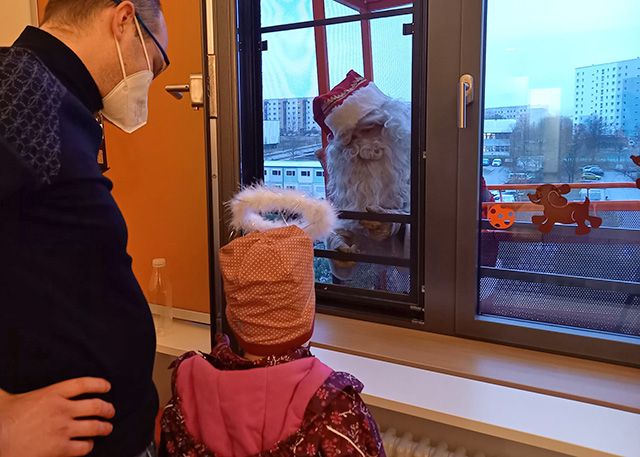 Was für eine Überraschung bei den jungen Patienten als plötzlich der Weihnachtsmann am Fenster klopfte und das im dritten Stock.
