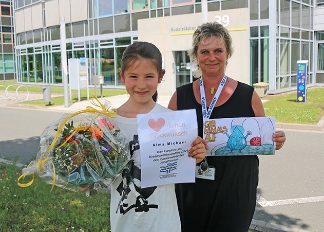 Im Bild eine der glücklichen Gewinnerinnen: Alma M., 10 Jahre von der Westschule und Dana Günther vom Zweckverband JenaWasser.