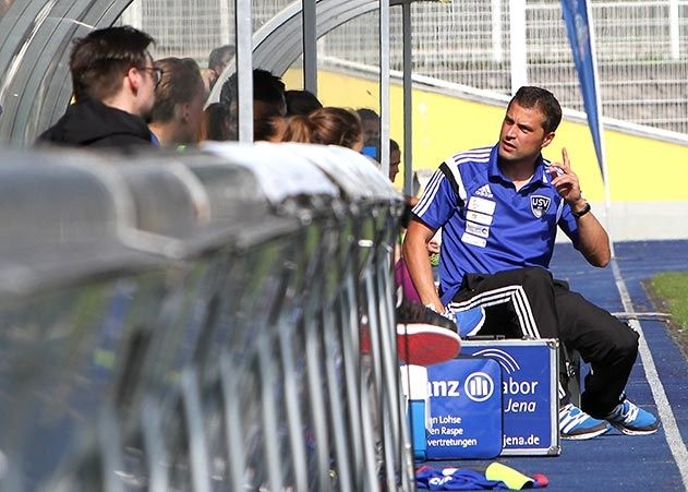 Cheftrainer Daniel Kraus gibt die Richtung vor. Der FF USV Jena will  am Sonntag sein Heimspiel gegen den SC Freiburg  gewinnen.