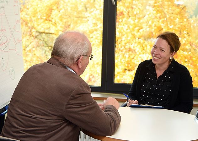 Die Jenaer Psychologin Franka Möllmann-Hofmann bei einer Psychotherapiesitzung mit einem älteren Hilfesuchenden. In der Ambulanz an der Uni Jena gibt es derzeit Therapieplätze für ältere Menschen ohne große Wartezeit.