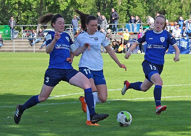 Duell zwischen der Jenaerin Leonie Kreil und zwei Spielerinnen aus Wetzlar.