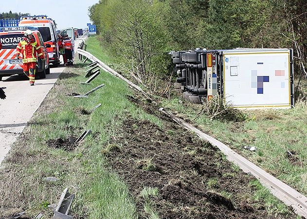 Noch ist nicht geklärt, warum dieser polnische Lkw von der A 4 abkam und im Straßengraben landete.