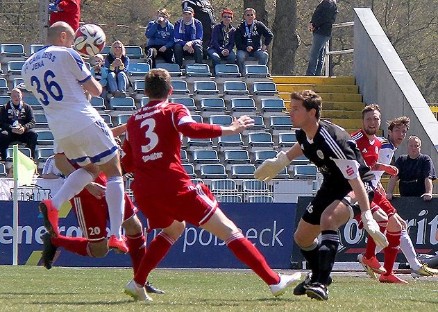 Velimir Jovanovic (36/FCC) trifft in der 4. Minute per Kopf zur 1:0-Führung.