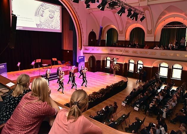 Neben anregenden Reden boten Tanzgruppen des Hochschulsports den Erstsemstern im Volkshaus einen ersten Eindruck von der Vielfalt möglicher studentischer Aktivitäten in Jena.