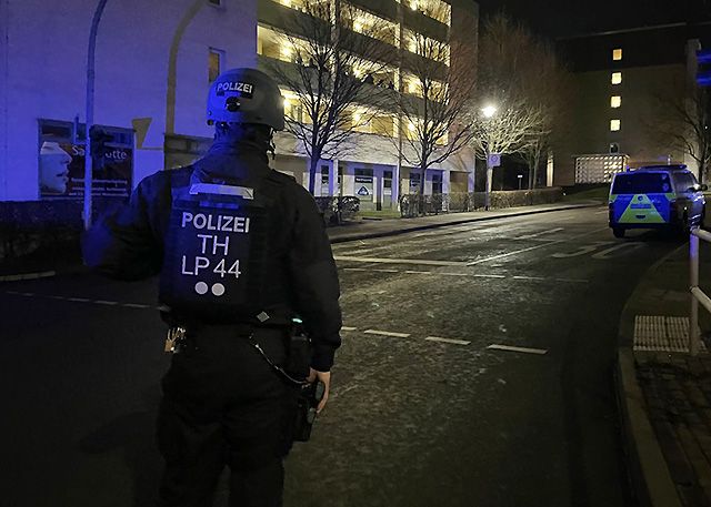 Hinter einer dieser Wohnungstüren hat sich der Mann verschanzt.