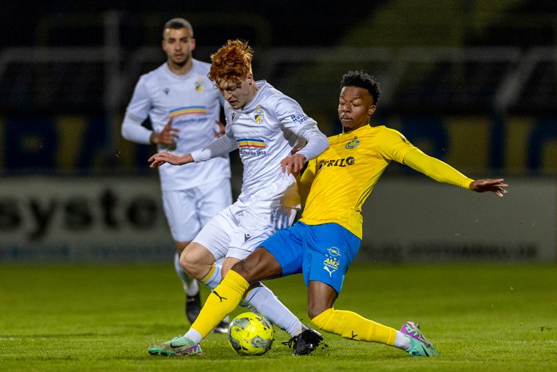 Jenas Justin Smyla im Zweikampf um den Ball mit dem Leipziger Abou Ballo.