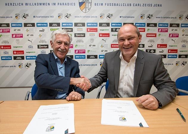 Vertragsunterzeichnung beim FC Carl Zeiss Jena: Präsident Klaus Berka (links) und Heiko Nowak.