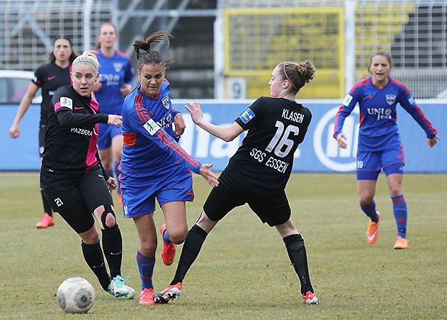 Amber Hearn (10/USV) setzt sich im Zweikampf gegen Klassen (16/SGS) und Lehmann (21/SGS) durch.