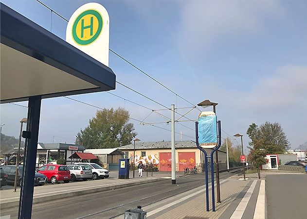 Zerstörte Fahrplaninformationstafel des Jenaer Nahverkehrs an der Haltestelle Göschwitz – Bahnhof.