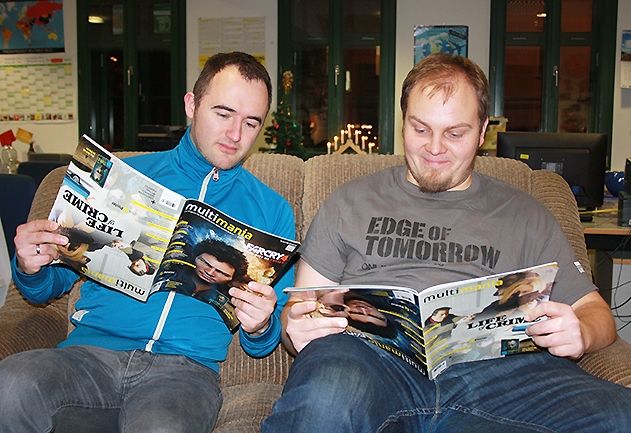 Die Chefredakteure Martin Schneider (links) und Lutz Granert sind stolz auf die Jubiläums-Ausgabe des multimania.