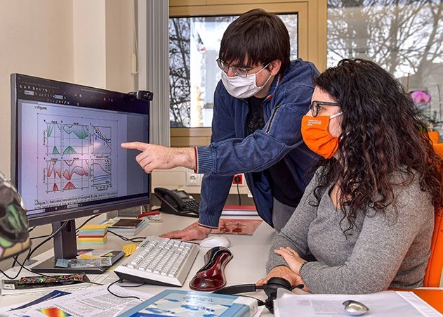 Lehrstuhlinhaberin Silvana Botti (rechts) und Mitarbeiter Jens Renè Suckert vom Institut für Festkörpertheorie und Optik an der Universität Jena bei der Simulation eines Experimentes.