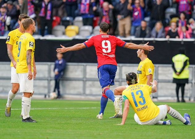 Der FC Carl Zeiss Jena hat schon wieder nur das Nachsehen. Tom Boere erzielt in 22. Minute das 1:0 für Uerdingen.