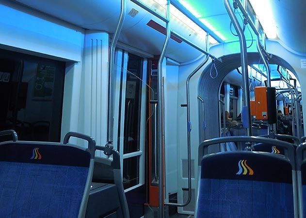 29-jähriger Mann pinkelt in Straßenbahn und entblößt sich vor Polizeibeamten. Wer hat diesen Vorfall beobachtet und kann Angaben machen.