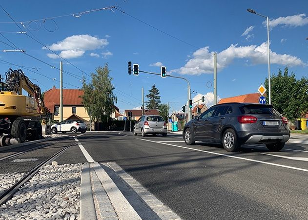 Kaum hatten Bauarbeiter die Absperrungen entfernt, rollten auch schon die ersten Autos die neue Kreuzung entlang.