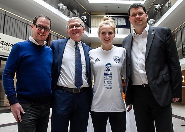 Ein Hauch von Geschichte: Michael Ulbrich vom Verein „Supporters Trust Jena“, Axel Burchardt, Pressesprecher der Friedrich-Schiller-Universität Jena, FF USV-Spielerin Karoline Heinze und Präsident Falk Buchmann präsentieren das Gedenktrikot zu Ehren von Hermann Peter.