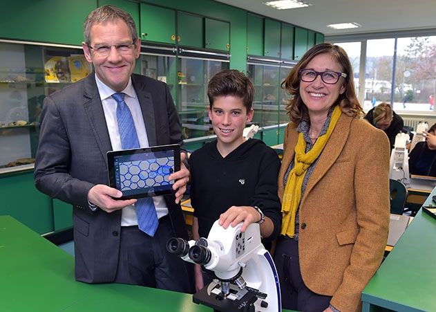 Peter Meßler, Leiter der Lichtmikroskopie bei ZEISS, Schüler Timm Seikel und Christine Neuwirth, Schulleiterin des Otto-Schott-Gymnasiums Jena (v.l.) bei der Übergabe.