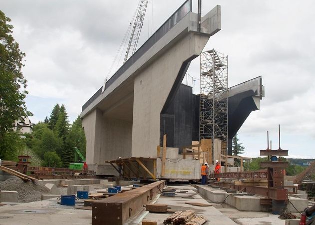 Auf Spezialschienen wird die 2.700 t schwere neue Brücke in die Gleise der Mitte-Deutschland-Verbindung eingeschoben. Anfang Juli soll die Vollsperrung der Kahlaischen Strasse wieder aufgehoben werden.