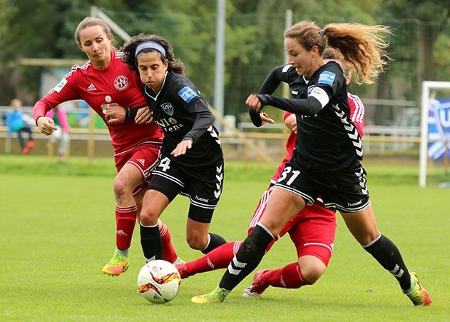 Julia Arnold (rechts) und Dolores Da Silva (Mitte, beide FF USV Jena) gegen Patrycja Pozerska (links, SV Blau-Weiß Hohen Neuendorf).