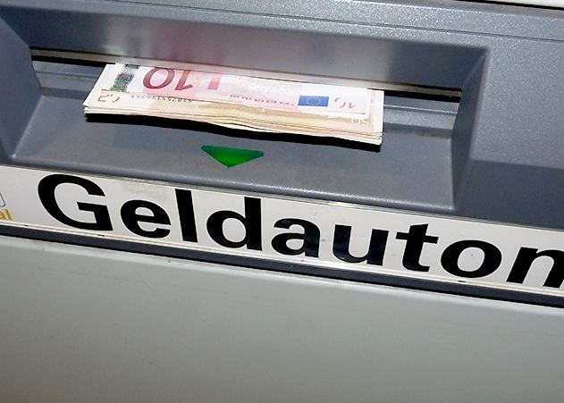 Es kommt immer wieder vor, dass Kunden beim Abheben ihr Geld im Bankautomat liegen lassen.