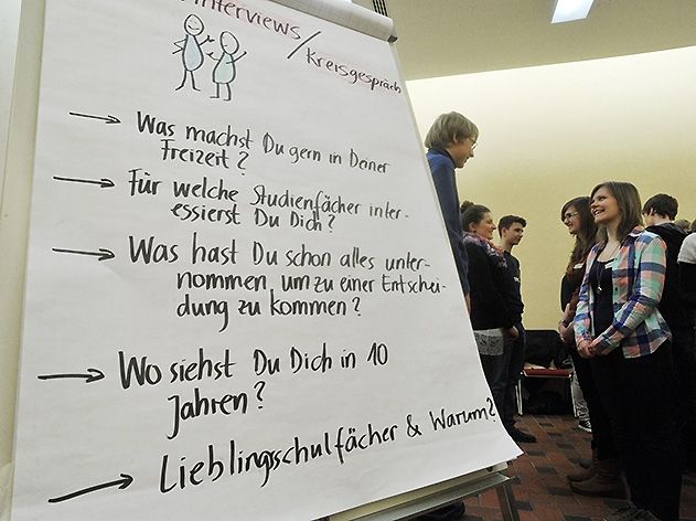 Das Orientierungsseminar der Zentralen Studienberatung der Universität Jena gibt jungen Menschen Hilfestellung und Informationen rund um die Studienwahl.