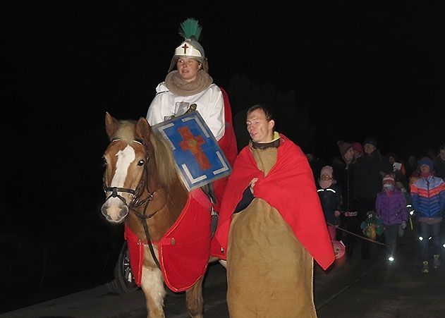 St. Martin (Tina Hüttenrauch) mit dem frierenden Bettler (Philipp Hesse) führten im letzten Jahr den Lampionumzug durch Cospeda an.