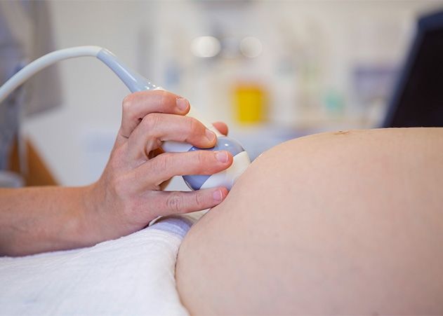 Nach wie vor werden Schwangere in der Klinik für Geburtsmedizin umfassend betreut. Als zusätzlicher Service können Eltern sich die Geburtsurkunde nun bereits im Kreißsaal ausstellen lassen.