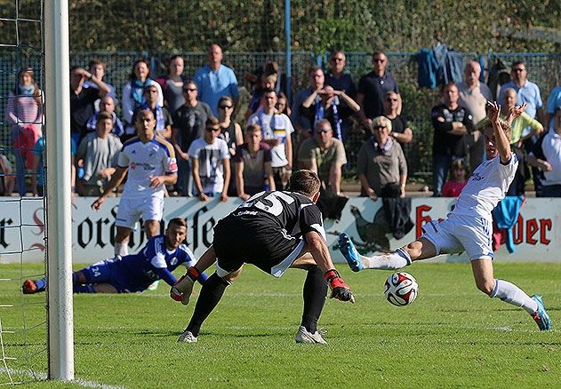 Tino Schmidt brachte den Ex-Jenaer Torhüter Patrick Siefkes immer wieder in Bedrängnis.