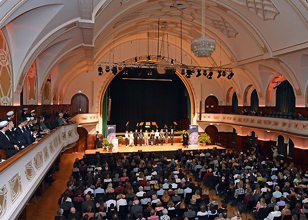 Die Friedrich-Schiller-Universität Jena begrüßte ihre Erstsemester mit einem akademischen Festakt im Jenaer Volkshaus.