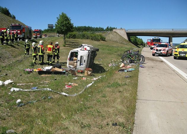 Das Auto der Familie liegt nach dem Überschlag auf der Seite.