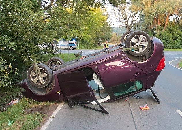 Eine 41-Jährige meinte, Vorfahrt zu haben und rammte einen 62-jährigen Pkw-Fahrer mit ihrem Skoda. Dies geschah in so ungünstigem Winkel, dass der Skoda auf das Dach kippte.