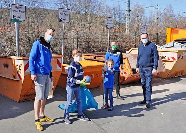 Aktive des HBV Jena Susi Müller und Daniel Kempe (li.) mit Kindern nehmen die Sammelutensilien von Uwe Feige (Werkleiter KSJ) entgegen.