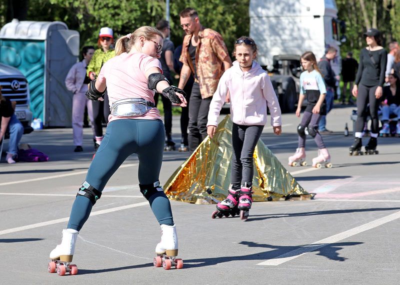 Ein bunt gemischtes Publikum flitzte bei bestem Wetter mit Disco-Sounds von verschiedenen DJs über den Asphalt des Parkplatzes.