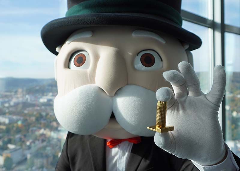 Besonderer Clou: Thüringens höchstes Bürogebäude gibt es jetzt als übergroße Spielfigur in Gold.