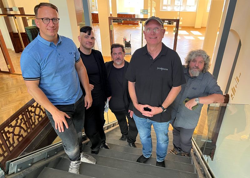 Sie fiebern dem Eröffnungstag entgegen: v.l.n.r. Carsten Müller (amtierender JenaKultur-Chef), Daniel Illing (Einrichtungsleiter Veranstaltungen bei JenaKultur), Jörg Hühn (stellvertretender Geschäftsführer der Ernst-Abbe-Stiftung Jena), Türk Damer (Leiter Veranstaltungsservice bei JenaKultur) und Thomas Schmidt (Projektleiter bei der Ernst-Abbe-Stiftung Jena)