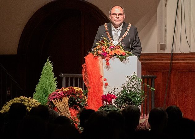 Feierliche Immatrikulationsfeier: Ernst-Abbe-Hochschule Rektor Steffen Teichert begrüßt die Erstsemester im Jenaer Volkshaus.