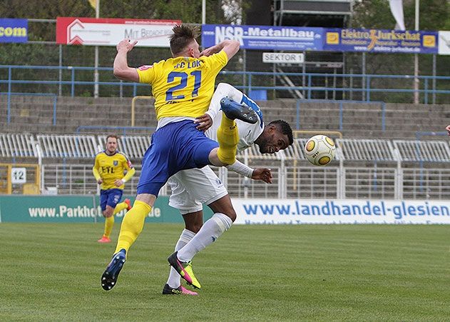 Im Zweikampf der Ex-Jenaer Robert Zickert (21/Lok) mit Jenas Torschützen Bedi Buval (18/FCC).