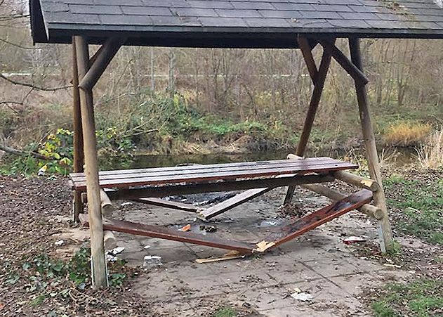 Unbekannte haben am vergangenen Wochenende die Sitzgelegenheiten nahe der  Kunitzer Hausbrücke mutwillig zerstört haben.