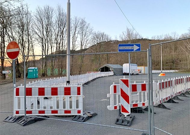 Die Teststation auf dem Parkplatz unterhalb der Lobdeburg in Lobeda-Altstadt.