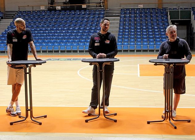 v.l.n.r.: Neuzugang Jonathan Kazadi, Cheftrainer Domenik Reinboth und Pressesprecher Tom Prager informierten die Presse vor dem Saisonstart.