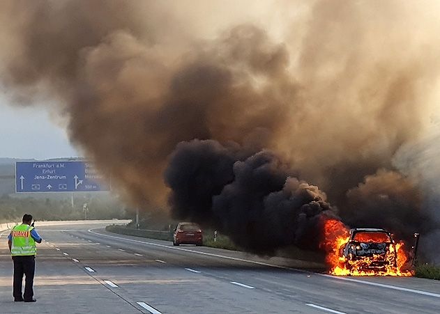 Lichterloh in Flammen stand ein Auto auf der A 4 bei Jena.